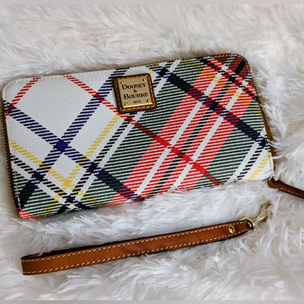 Dooney & Bourke Large Zip Around Wristlet Windsor NWOT